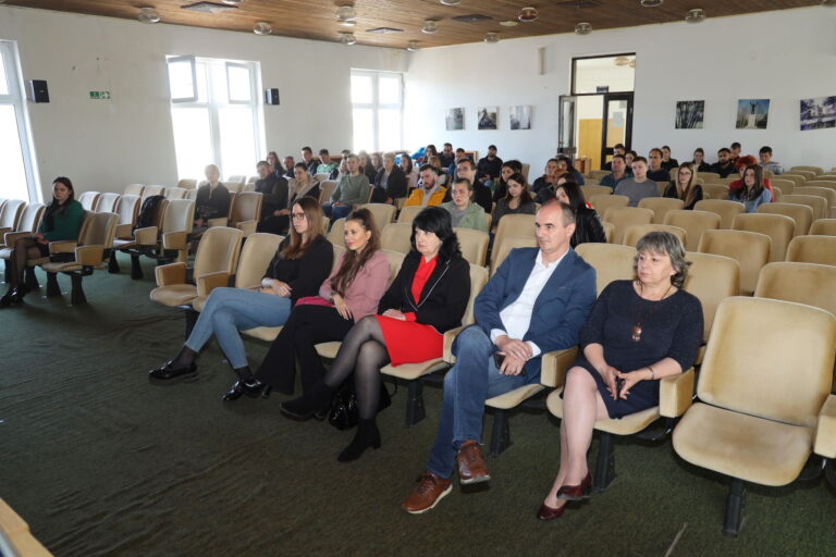 Уручени уговори за стипендије и решења о једнократној финансијској помоћи