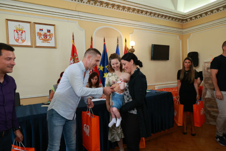 Уручено 123 пакета у склопу акције беби клуба у Кикинди