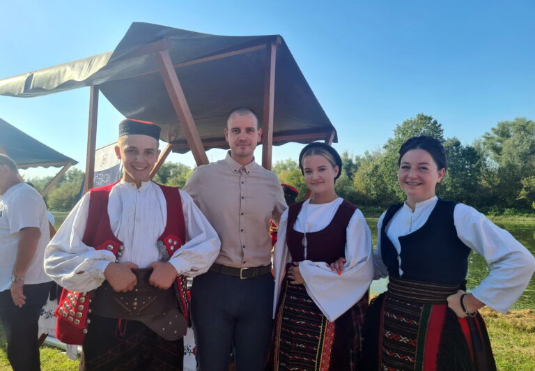 Општина Апатин учествовала на „Данима породице“ у Перлезу