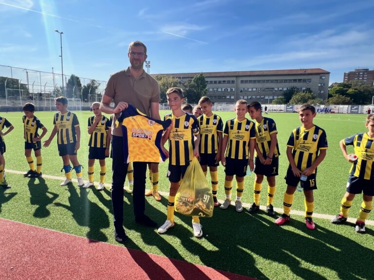 BUDUĆI ŠAMPIONI PONOVO NA TERENU: Novi kontigent Meridian sport opreme sleteo u Kragujevac za potrebe malih fudbalera Aerodrom kids-a