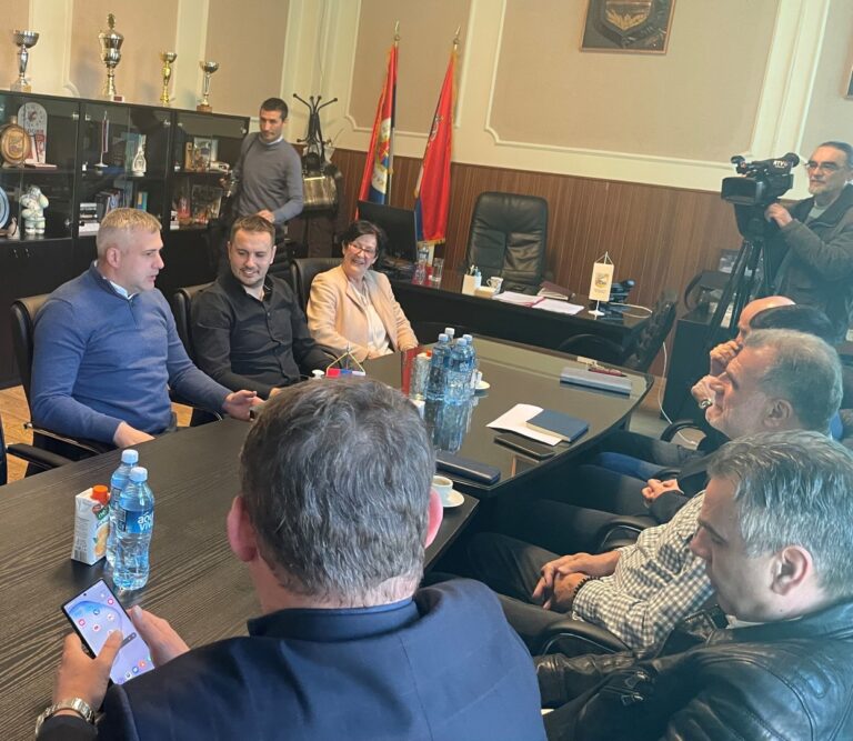 Покрајински секретар Баста подржао рукометне клубове у Сечњу и уручио опрему