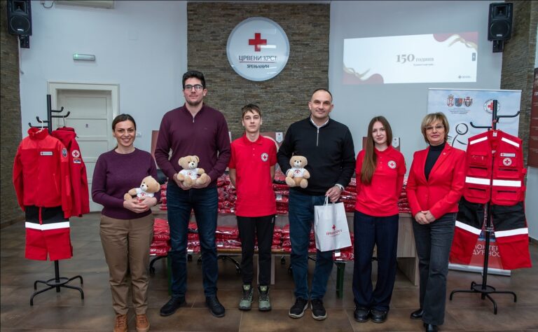 Градоначелник Салапура уручио 50 комплета униформи волонтерима Црвеног крста