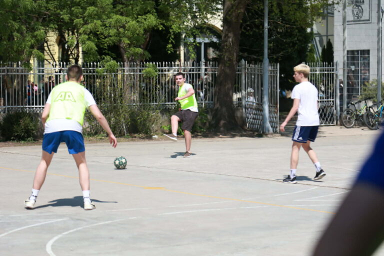 ДАН ШКОЛЕ У КИКИНДИ У ЗНАКУ ХУМАНОСТИ: ЂАЦИ ПОКРЕНУЛИ АКЦИЈУ ЗА ПОМОЋ ДЕВОЈЧИЦИ