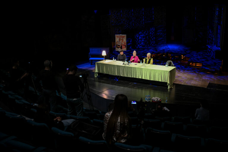 НОВО ЧИТАЊЕ „АРСЕНИКА И СТАРИХ ЧИПКИ”: Црна комедија о рату, моралу и бизарној „милости”