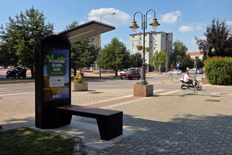 У Апатину постављена интерактивна соларна клупа