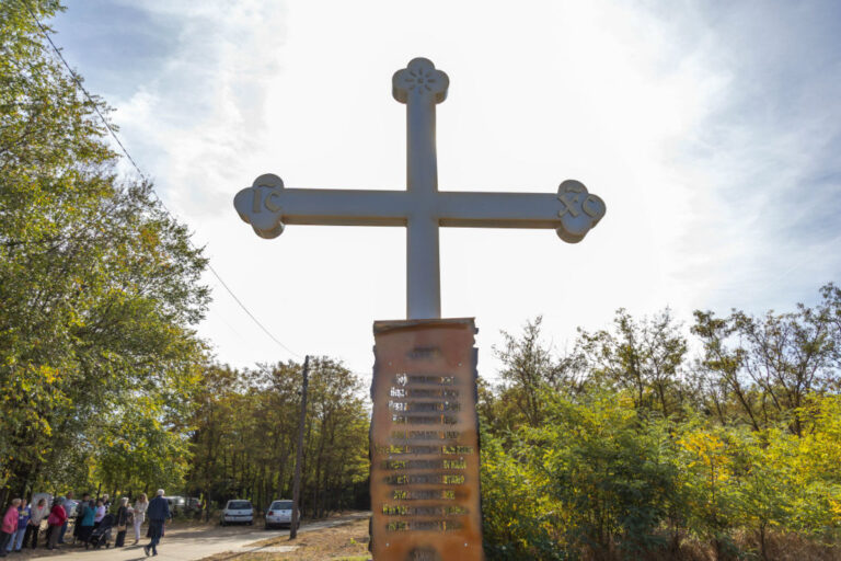 Освештан крст у Накову